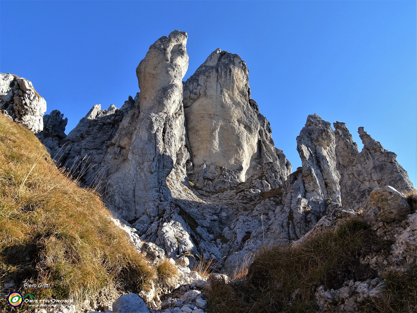 02 Dal Sentiero dei morti spettacolare vista sul Campaniletto del Cinquantenario (1730 m) a sx  con accanto a dx la Torre Cecilia (1800 m).JPG